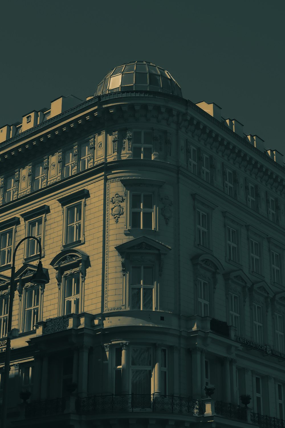 Klassisches Eckgebäude mit Kuppeldach